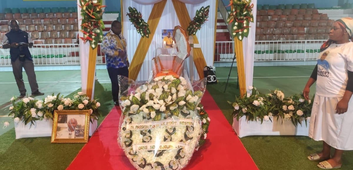 Cérémonie d'hommage dans un gymnase à Libreville