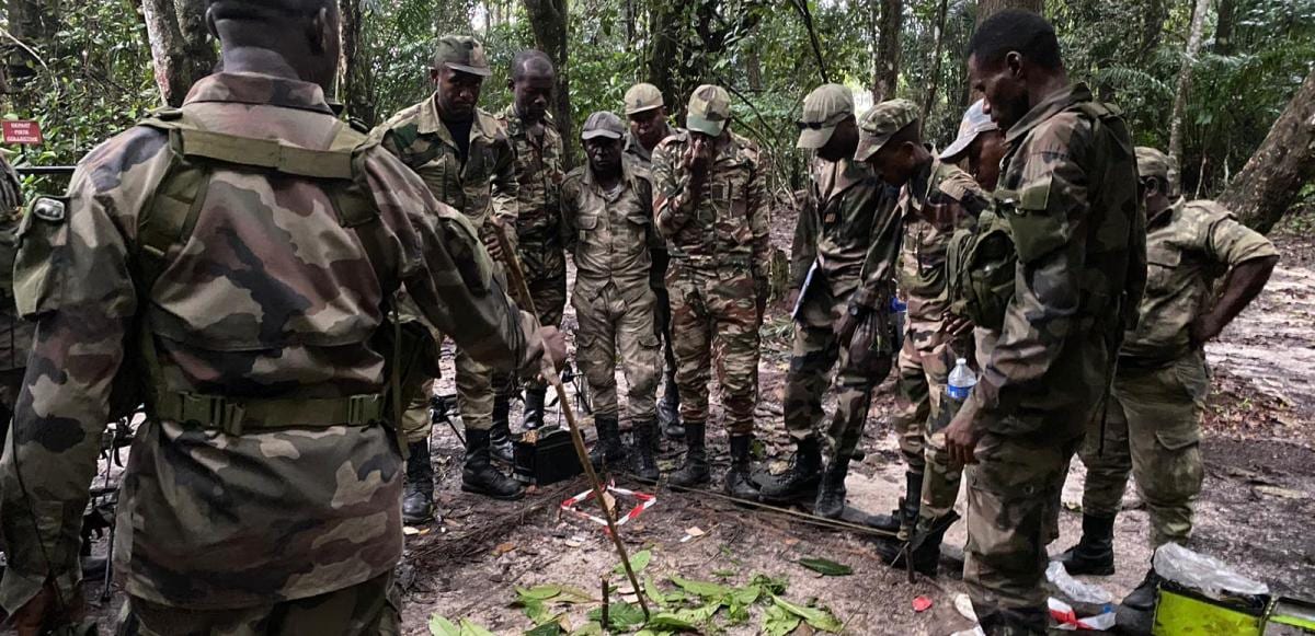 Militaires en treillis cultivant une parcelle agricole à Ntoum, au Gabon