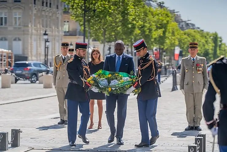 Le président gabonais Brice Clotaire Oligui Nguema en position de recueillement devant l'Arc de Triomphe à Paris
