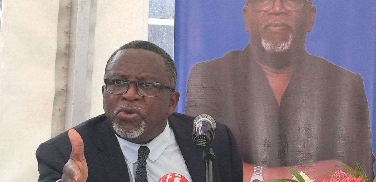 Drapeaux du Gabon et de la France déployés lors d'une réception diplomatique