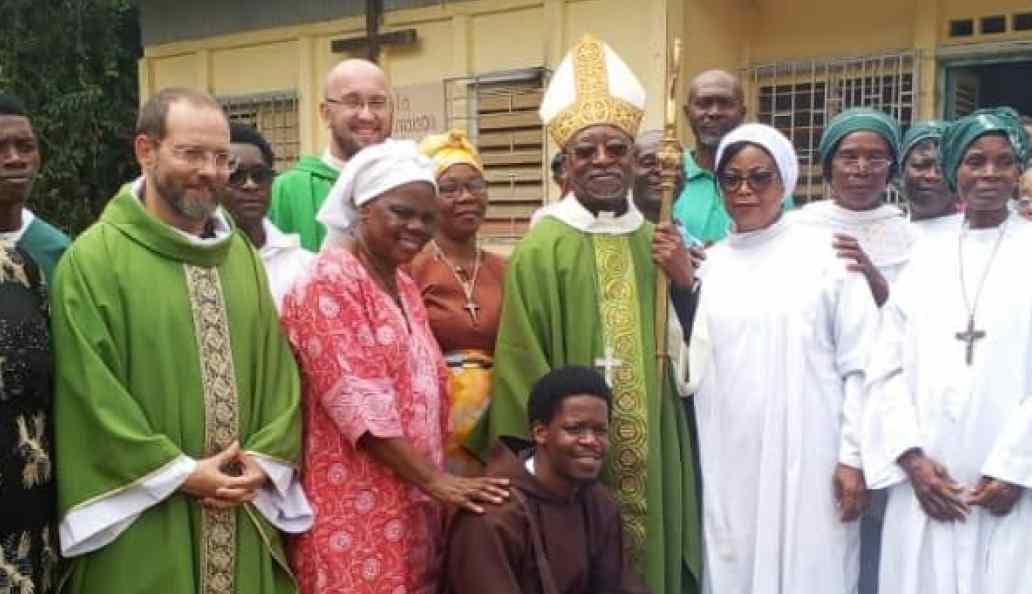 Chapelle rurale au Gabon entourée de fidèles lors d'une célébration religieuse