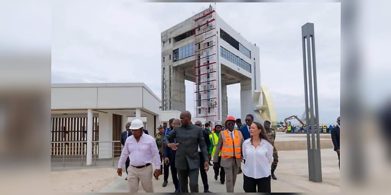 Visite présidentielle sur le chantier du monument Georges Damas Aleka à Libreville