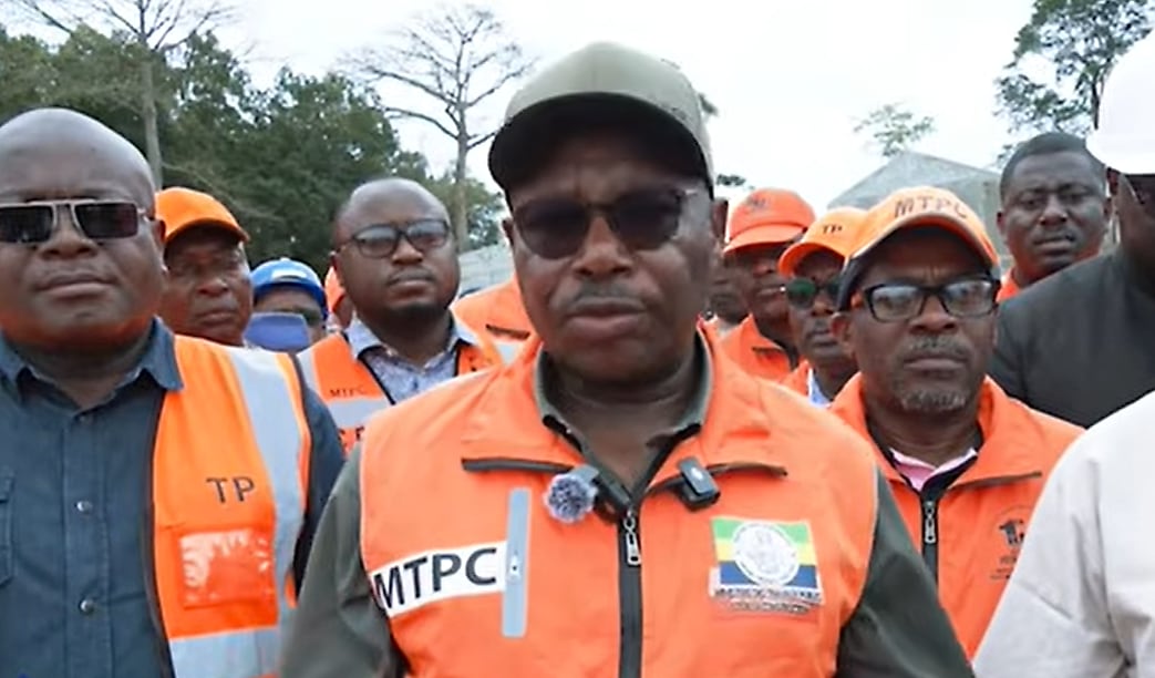 Route en terre menant à Donguila, dans le département du Komo-Mondah au Gabon