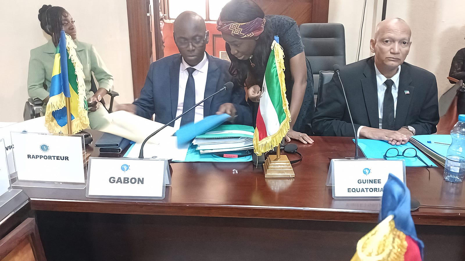 Salle de réunion avec délégations lors d'une session ministérielle de la CEEAC à Libreville
