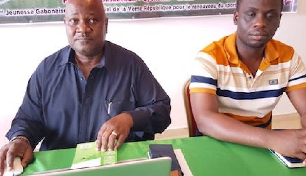 Supporters gabonais rassemblés dans un stade lors d'une compétition de football populaire