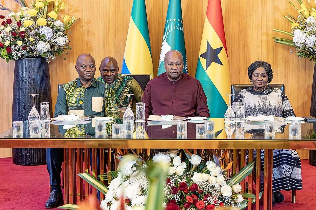 Deux chefs d'État africains se serrant la main lors d'une réception officielle