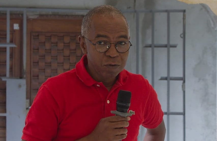 Agent retraité et documents administratifs illustrant la réforme des retraites au Gabon