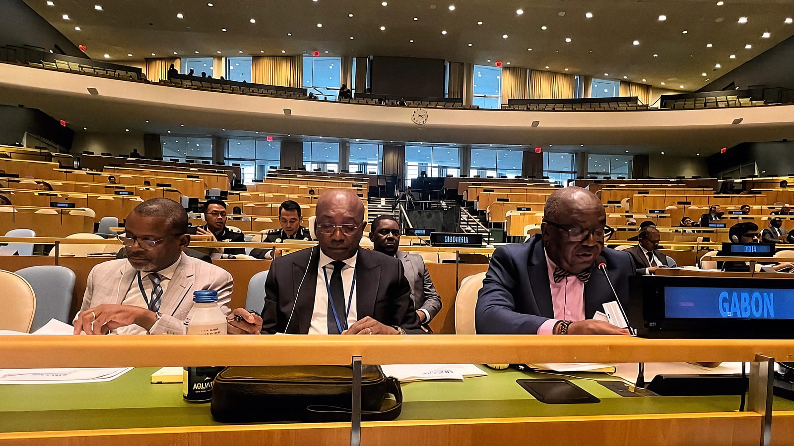Drapeaux du Gabon et des Nations Unies côte à côte, symbole de coopération diplomatique