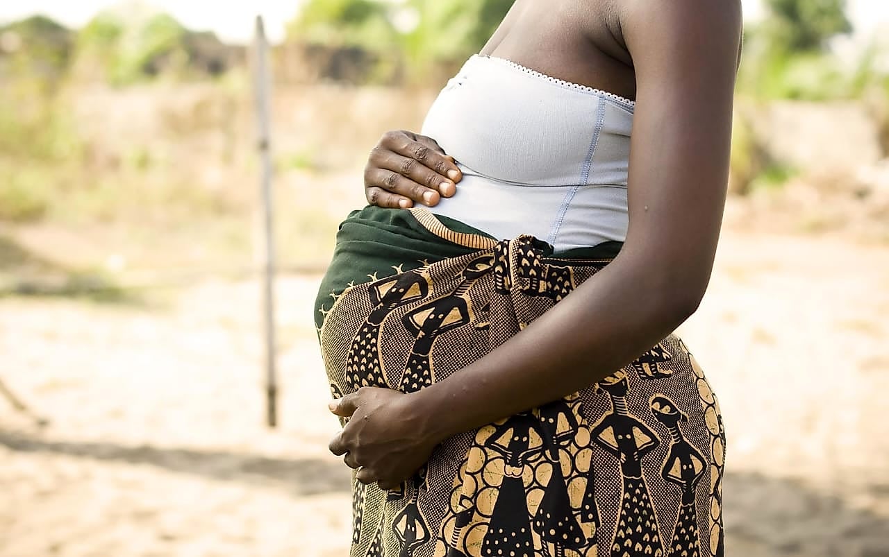 Sage-femme examinant une femme enceinte assise sur une table d'examen