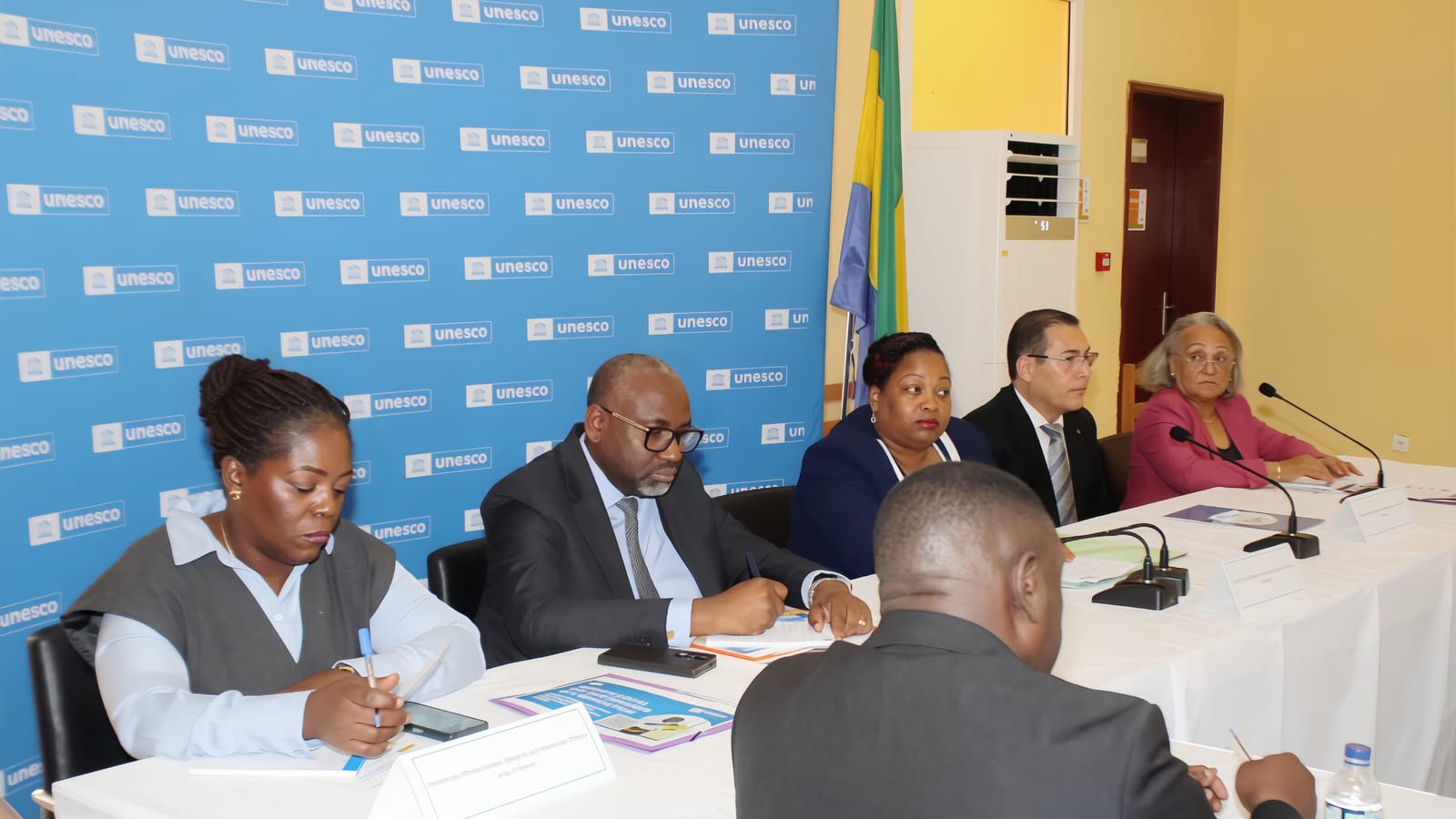 Réunion officielle sur l'éducation à Libreville avec plusieurs membres du gouvernement gabonais