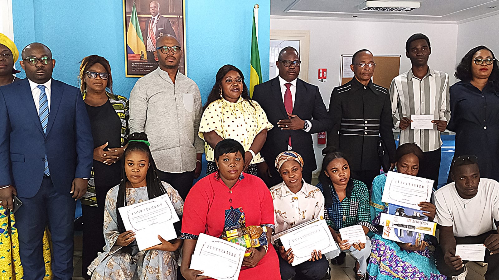 Cérémonie de remise de kits et de bons d'auto-école à des jeunes orphelins au Gabon