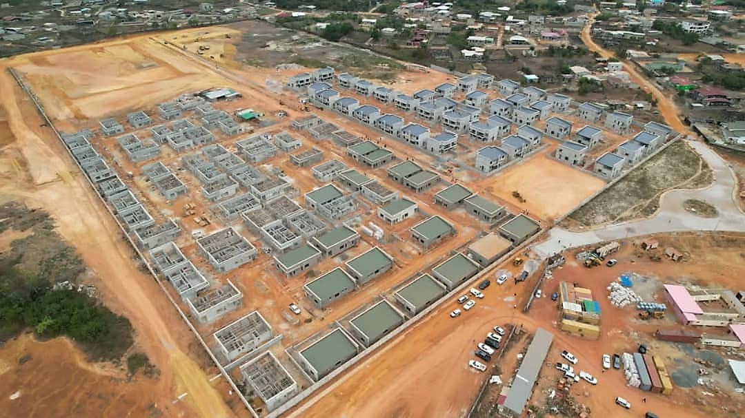 Chantier de construction de logements au Gabon