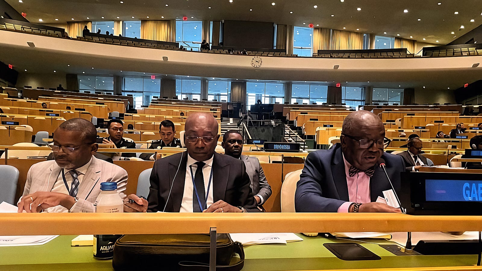 Drapeau du Gabon et emblème des Nations Unies côte à côte