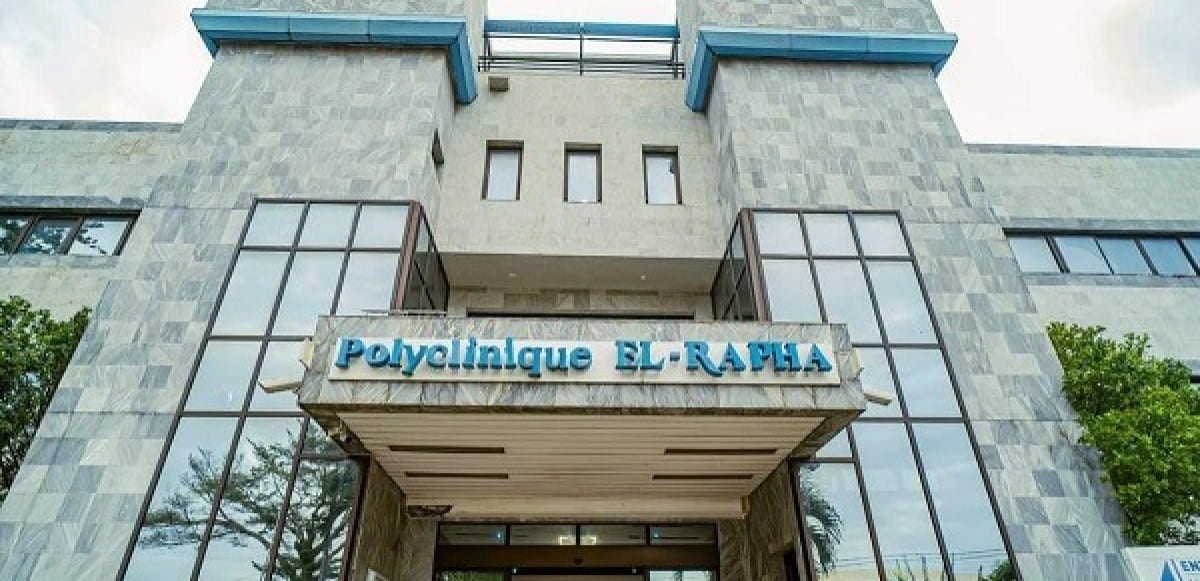 Vue extérieure d'un établissement hospitalier gabonais avec personnel médical