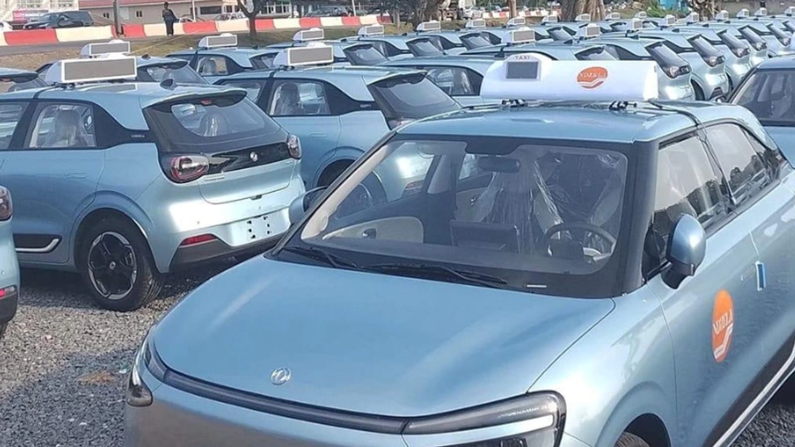 Voiture électrique branchée à une borne de recharge dans une rue gabonaise