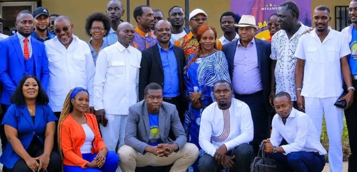 Public assis dans un amphithéâtre universitaire lors d'une conférence sur les traditions gabonaises
