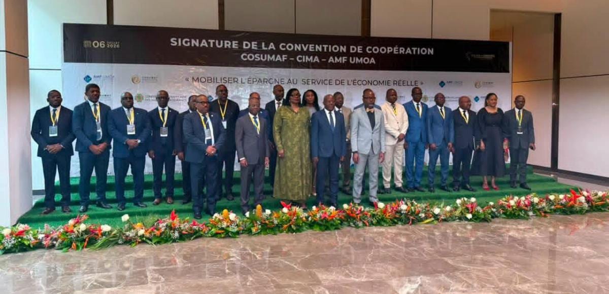 Salle de conférence lors d'une cérémonie de signature institutionnelle