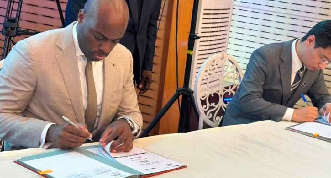 Signature de documents lors d'une cérémonie officielle à Libreville