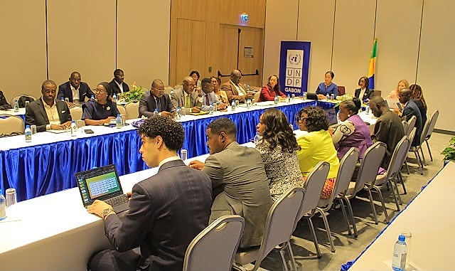 Bâtiment administratif moderne à Libreville avec une interface numérique symbolisant l'intelligence artificielle