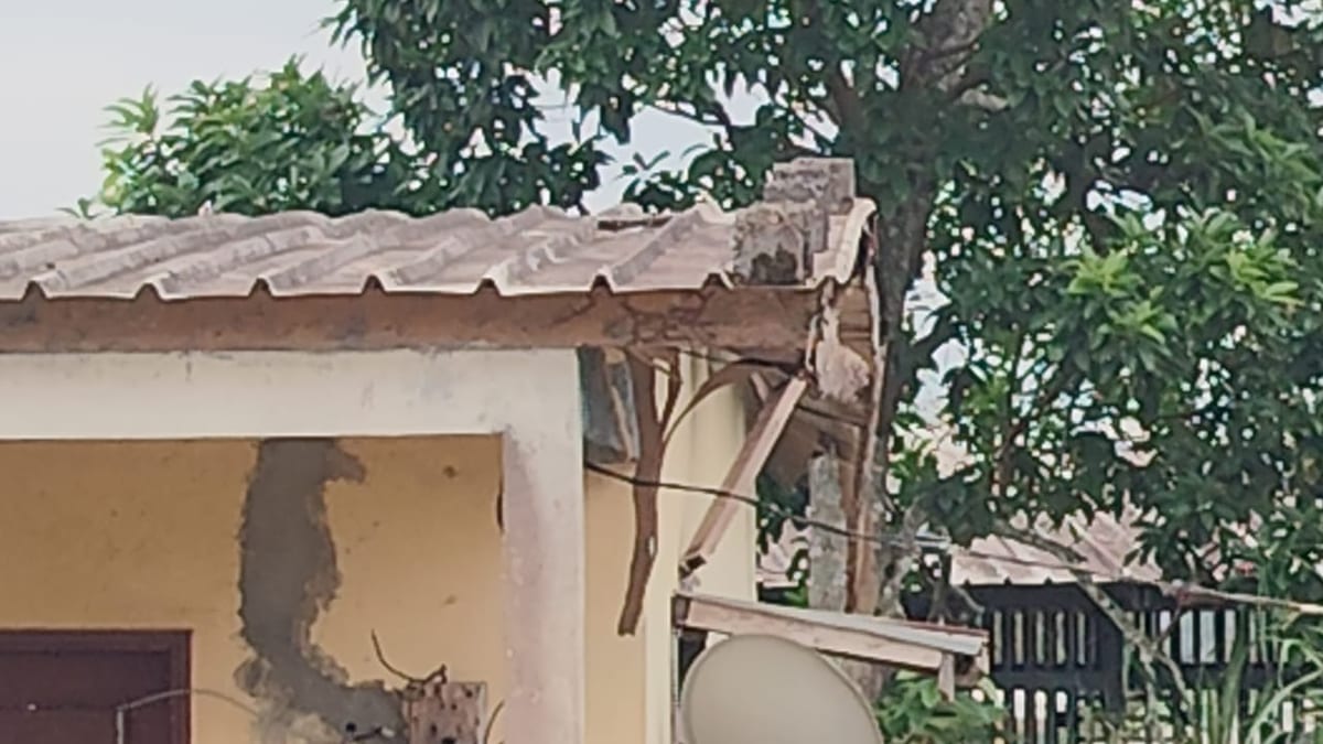 Entrée du lycée Luc Okenkali d'Okondja avec sa devise inscrite sur le fronton