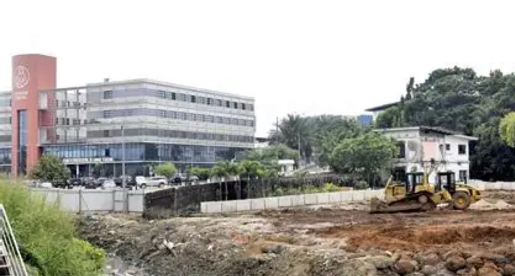 Bulldozer démolissant une habitation lors d'une opération de déguerpissement au Gabon