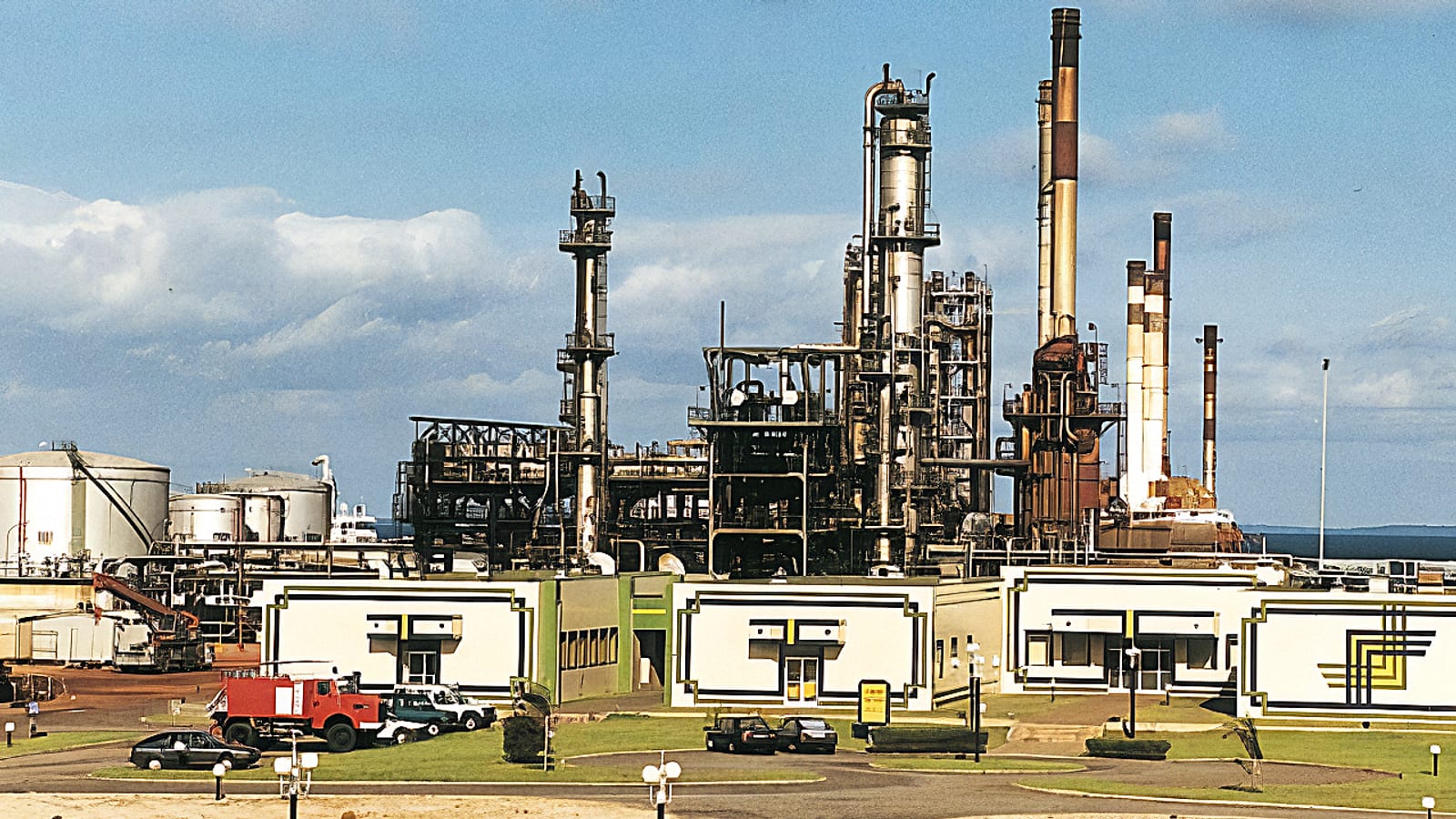 Installations industrielles de la raffinerie Sogara à Port-Gentil