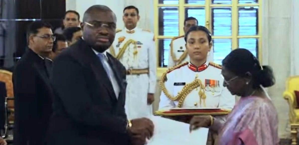 Drapeaux du Gabon et de l'Inde symbolisant la coopération bilatérale