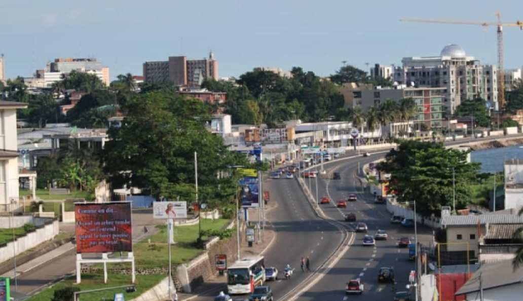Chantier de construction avec grues dans une ville du Gabon