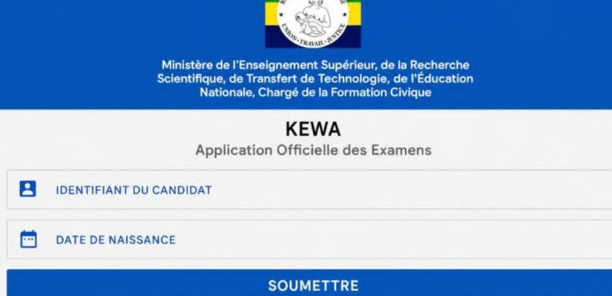 Un élève regarde l'écran de son téléphone entouré d'autres élèves dans une cour d'école au Gabon