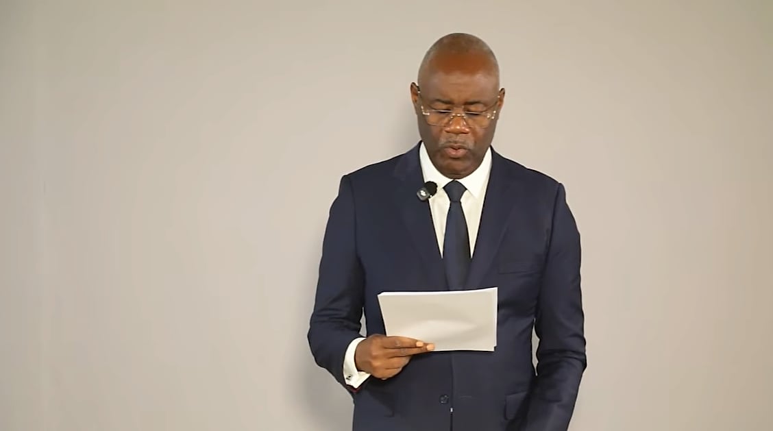 Temple de l'Église Évangélique du Gabon avec des fidèles devant l'entrée
