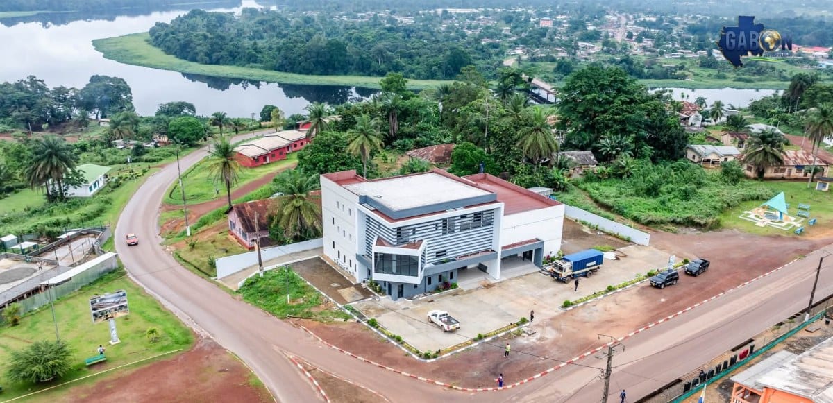 Bâtiment moderne de centre commercial récemment construit à Makokou, entouré de végétation tropicale