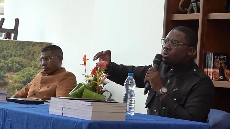 Livre intitulé Le Prince Africain sur fond neutre lors d'une présentation