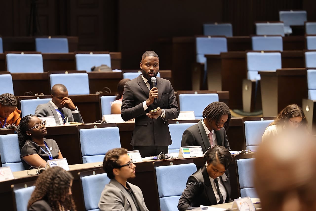 Salle de conférence d'un parlement international réunissant de jeunes parlementaires