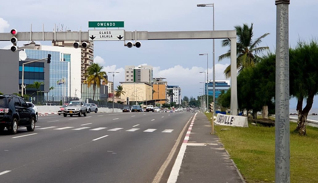 Façade d'un bâtiment administratif au Gabon sous un ciel dégagé.