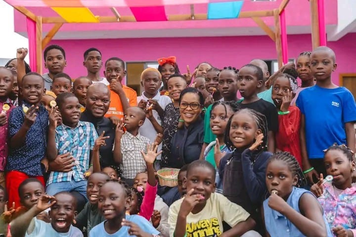 Enfants participant à des activités de groupe lors d'un camp de vacances au Gabon