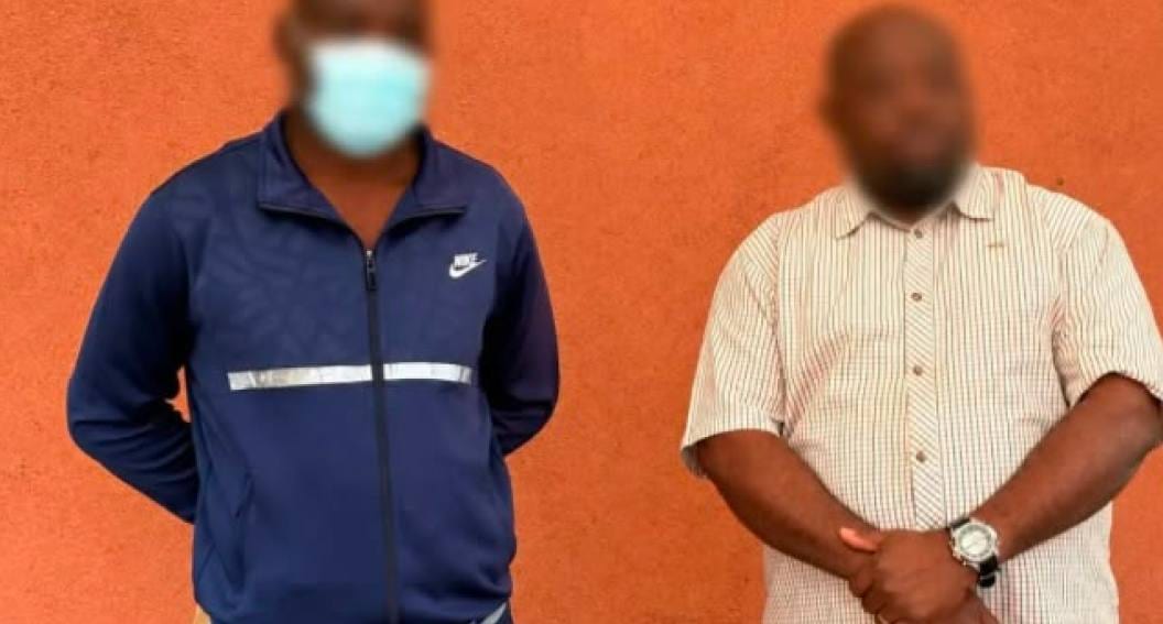 Agents de sécurité devant du matériel technique entreposé