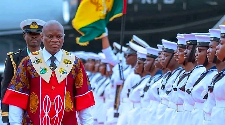 Rencontre officielle entre le président gabonais et des responsables ghanéens, drapeaux du Gabon et du Ghana en arrière-plan