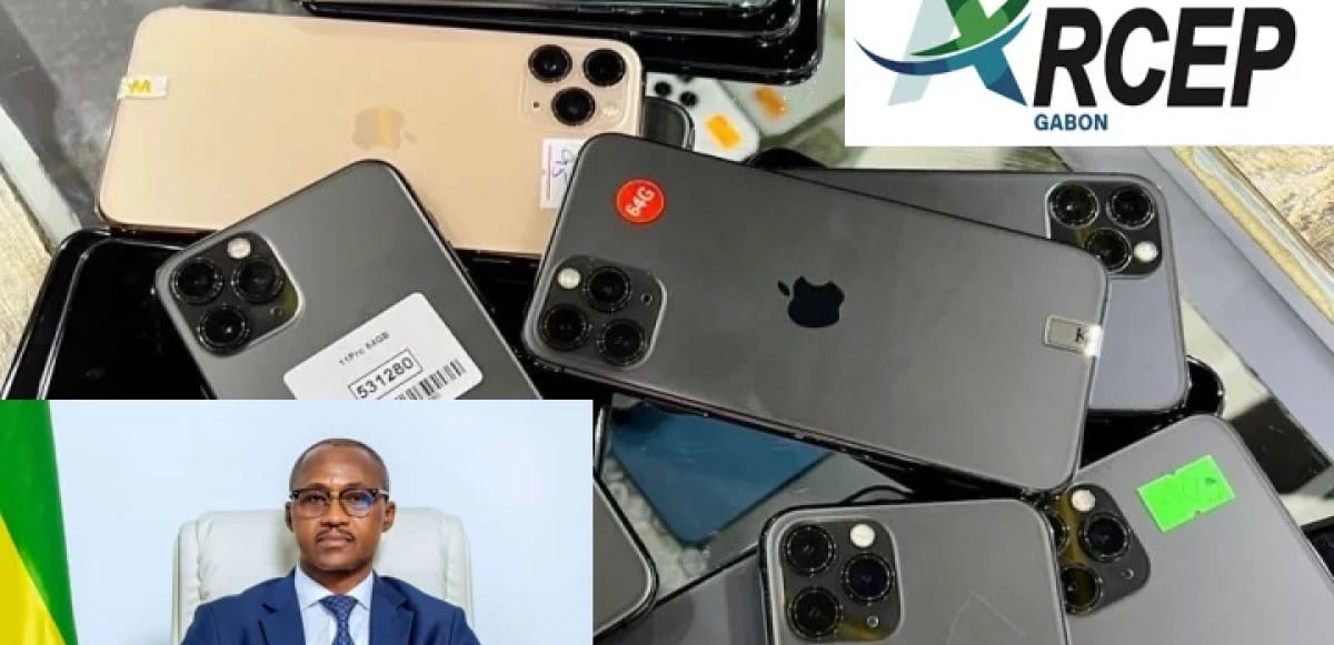 Étal de téléphones portables et accessoires électroniques dans un marché au Gabon