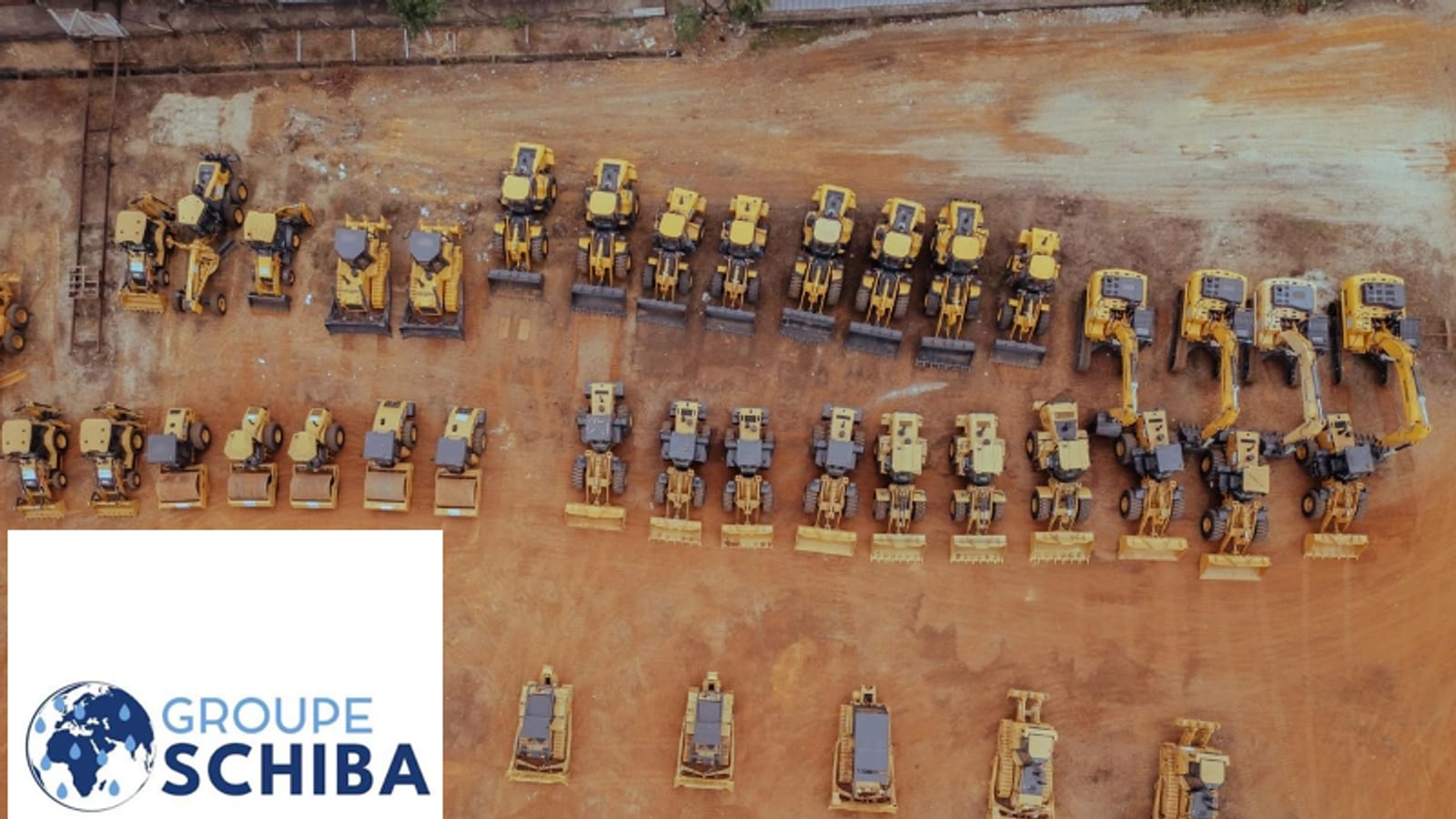 Rangée d'engins de chantier neufs stationnés sur le port d'Owendo au Gabon