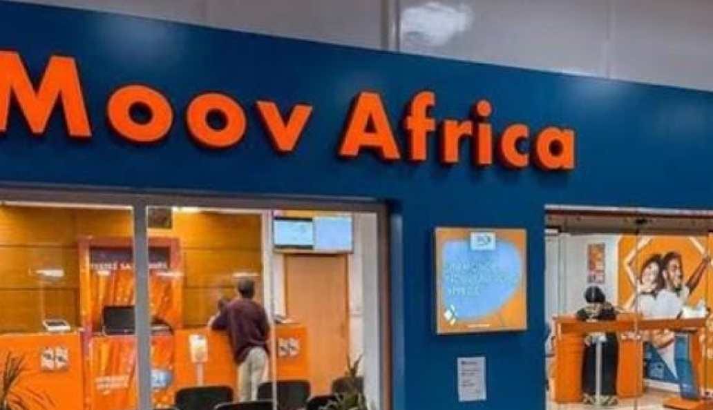 Devanture endommagée d'un magasin de téléphonie après un incendie