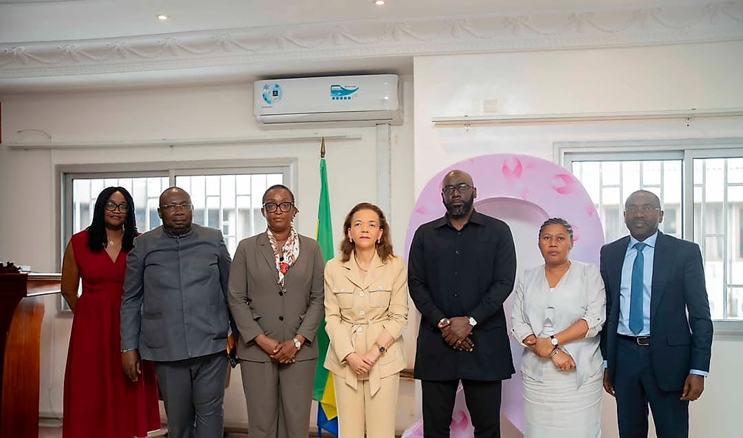 Comptoir d'une pharmacie à Libreville avec du personnel et des patients