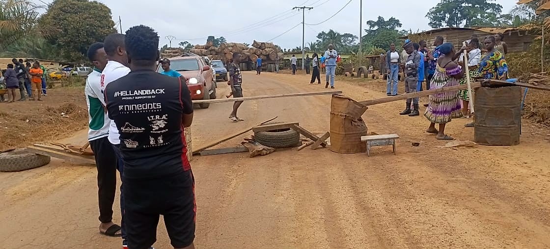 Route en terre dégradée dans une zone forestière du Moyen-Ogooué, au Gabon