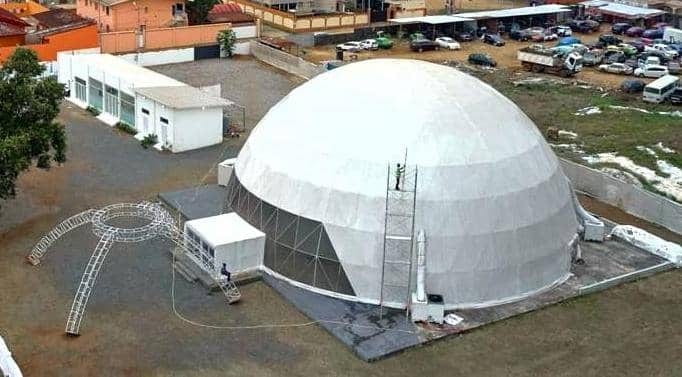 Bâtiment moderne en forme de dôme destiné à l'organisation d'événements culturels et professionnels