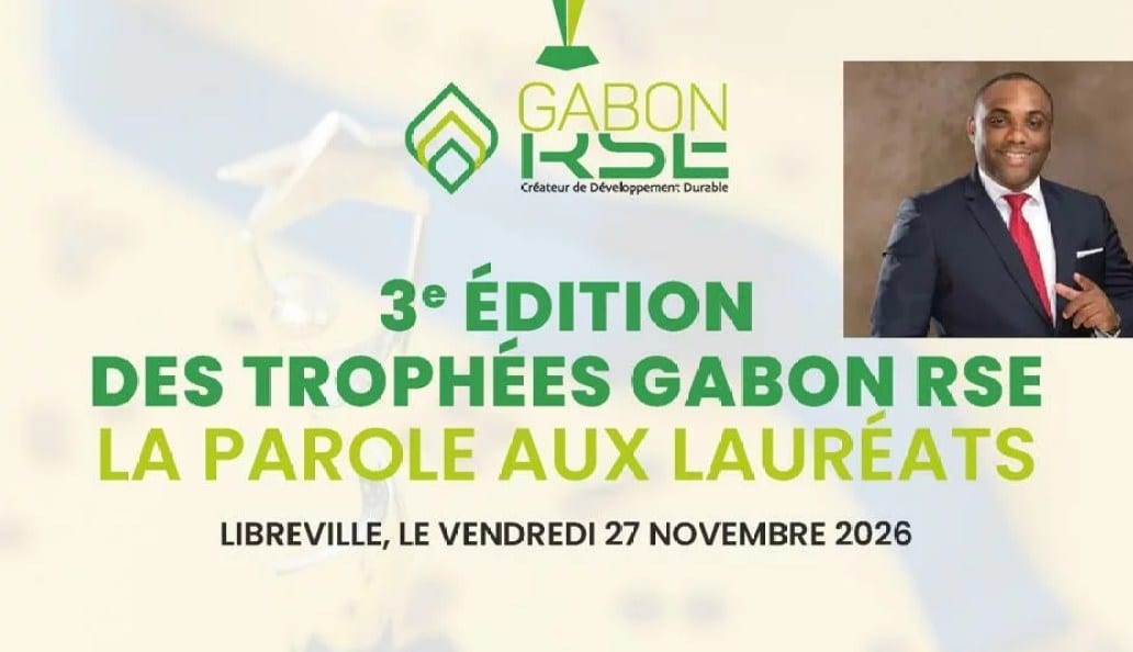 Trophée symbolique posé sur un pupitre lors d'une cérémonie d'entreprise