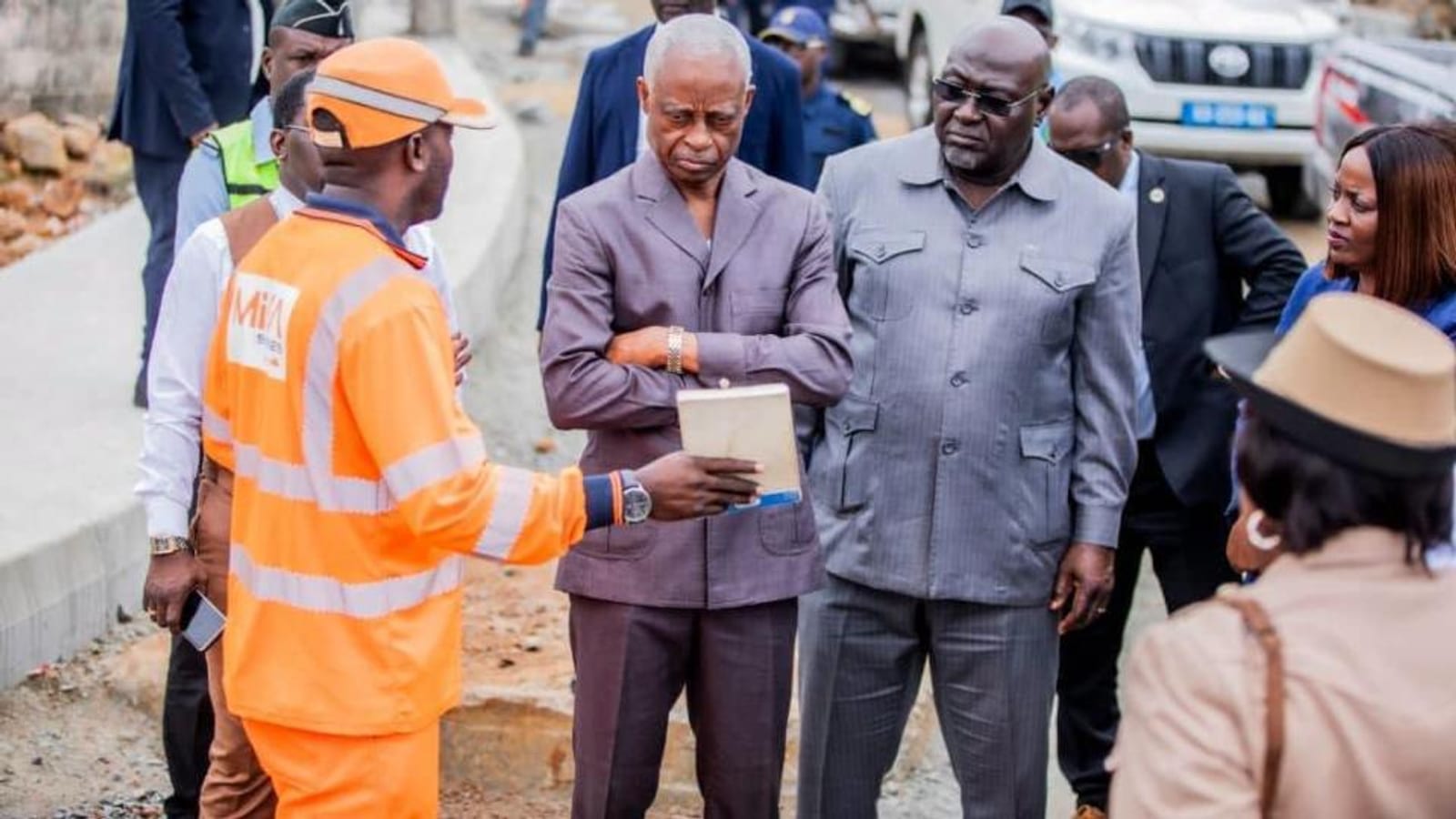 Un responsable municipal inspecte un chantier de voirie dans une rue de Libreville.