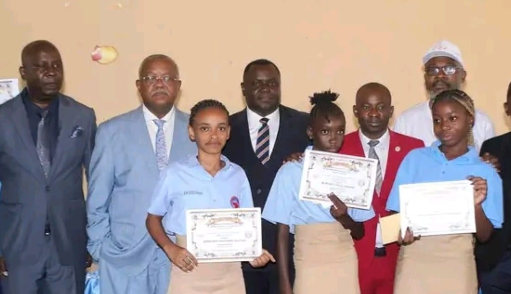 Élèves recevant des prix d'excellence lors d'une cérémonie scolaire