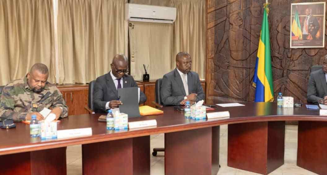 Bâtiment ou salle de réunion évoquant une institution administrative gabonaise