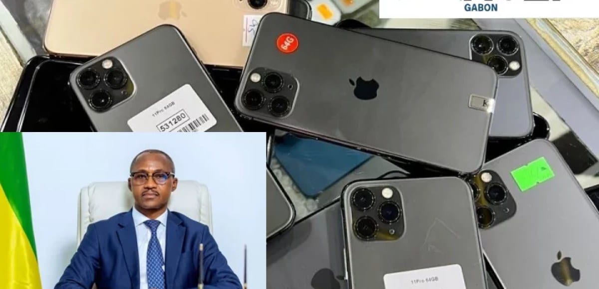 Étal de téléphones portables exposés à la vente sur un marché au Gabon
