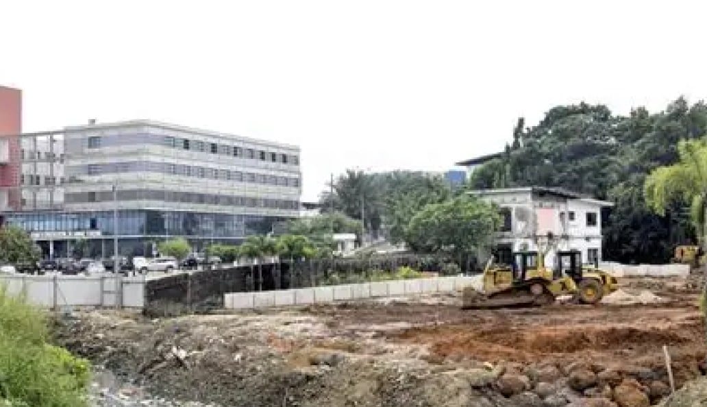 Habitations modestes dans un quartier populaire au Gabon
