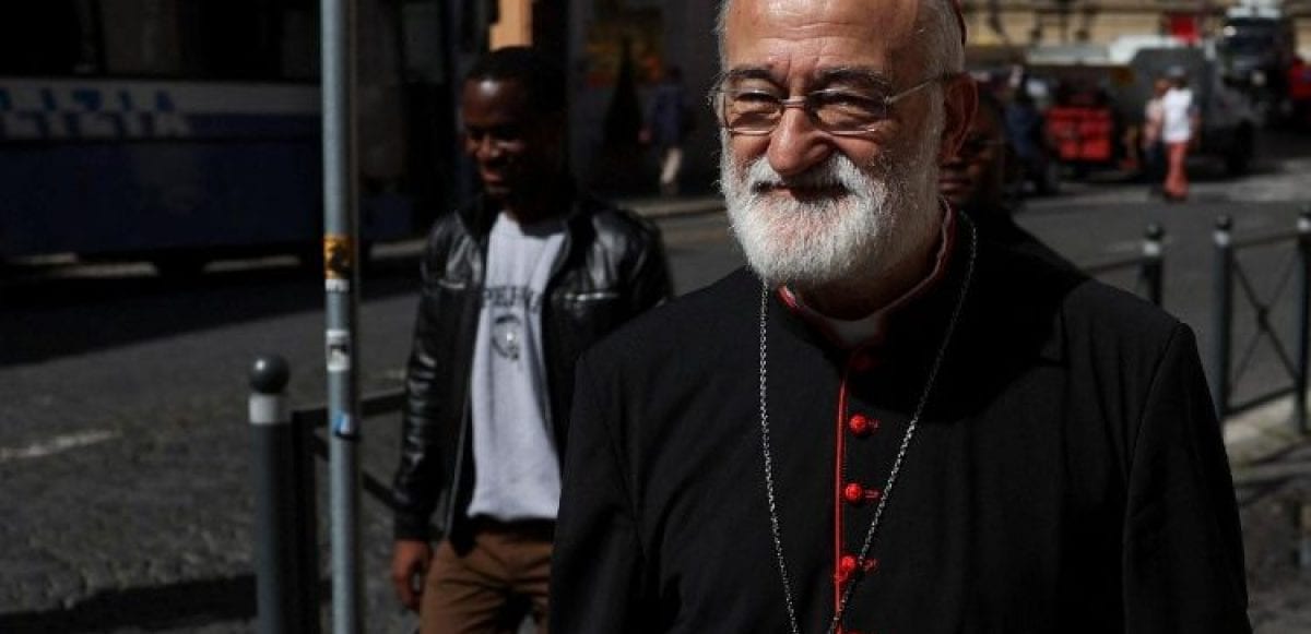Façade d'une cathédrale catholique sous un ciel dégagé